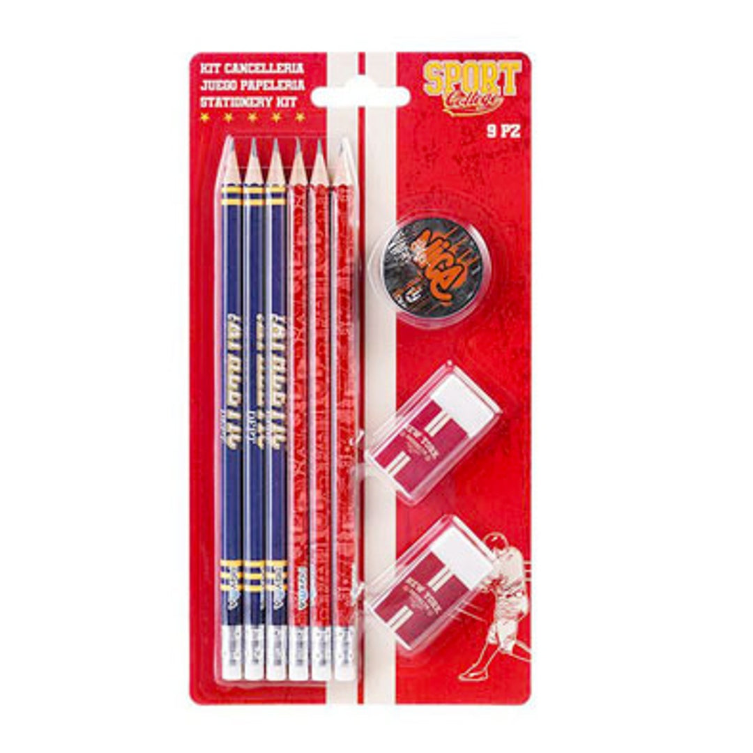 Pryma Kit Cancelleria 9 Pezzi Linea Sport – 6 Matite, 2 Gomme e 1 Temperino, Design Bicolore, Set Scuola per Bambini e Ragazzi