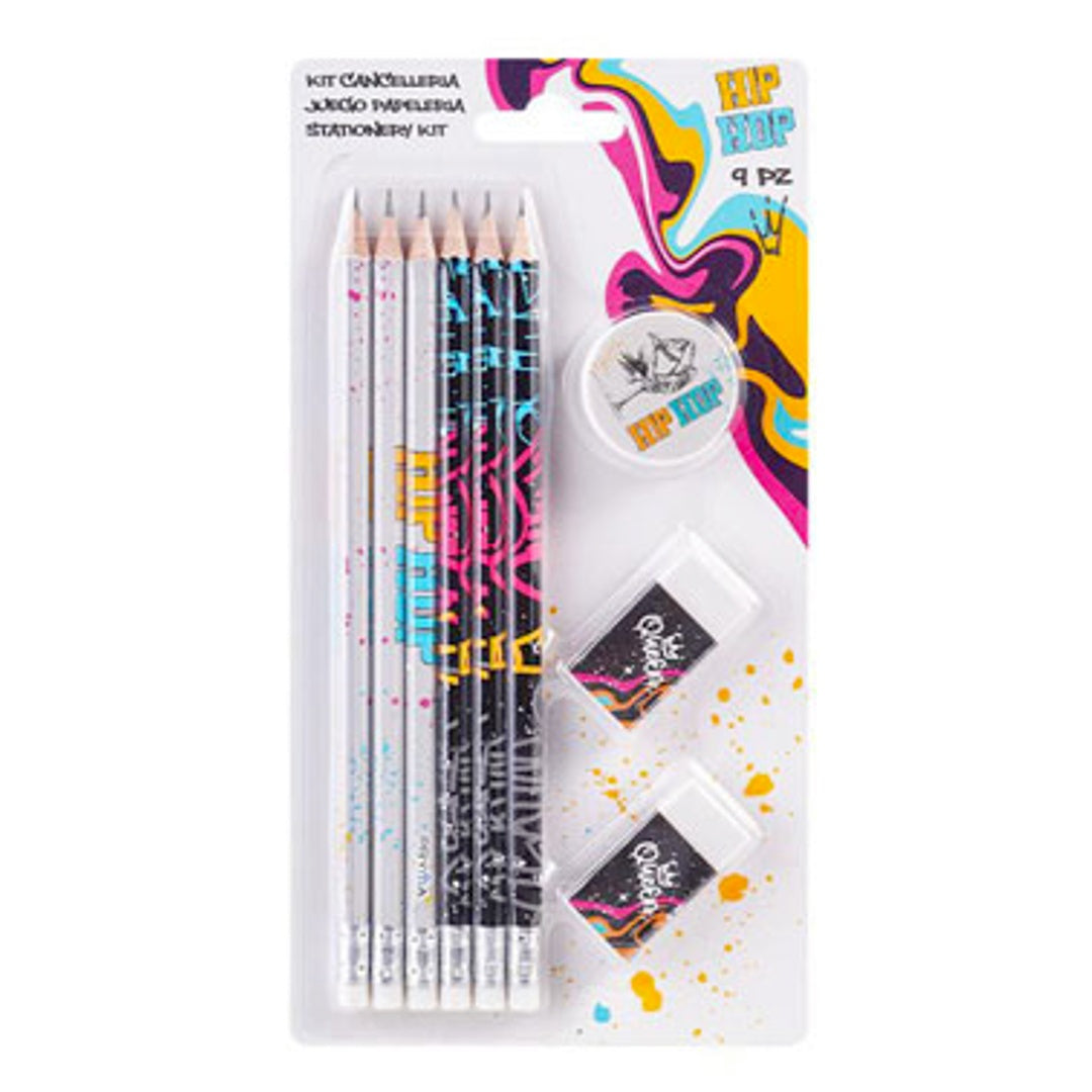 Pryma Kit Cancelleria 9 Pezzi Linea Sport – 6 Matite, 2 Gomme e 1 Temperino, Design Bicolore, Set Scuola per Bambini e Ragazzi (Bianco,Nero)