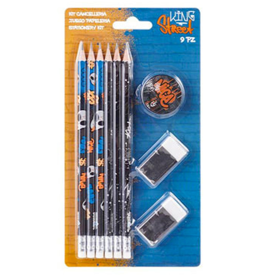 Pryma Set Scuola 9 Pezzi Fantasia Murales – 6 Matite, 2 Gomme e 1 Temperino, Kit Cancelleria per Bambini, Scuola e Tempo Libero